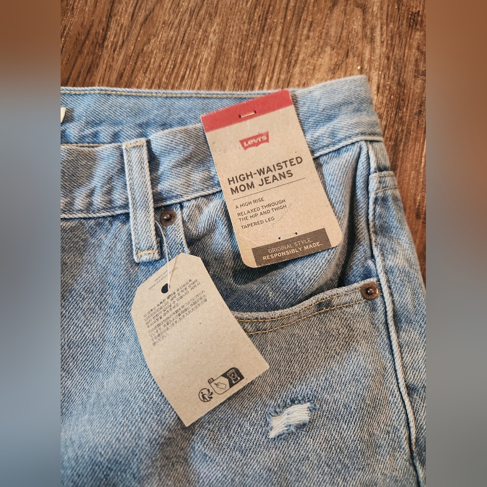 NWT Levis Mom Jeans - Picture 2 of 6